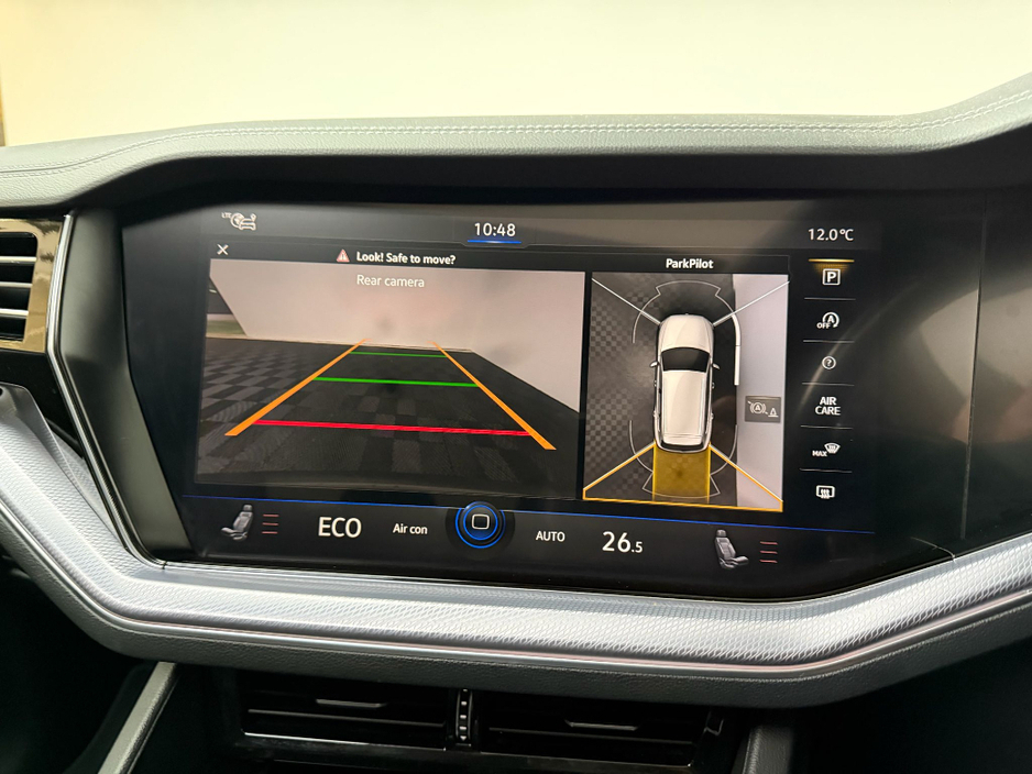 2020 Volkswagen Touareg - image 18