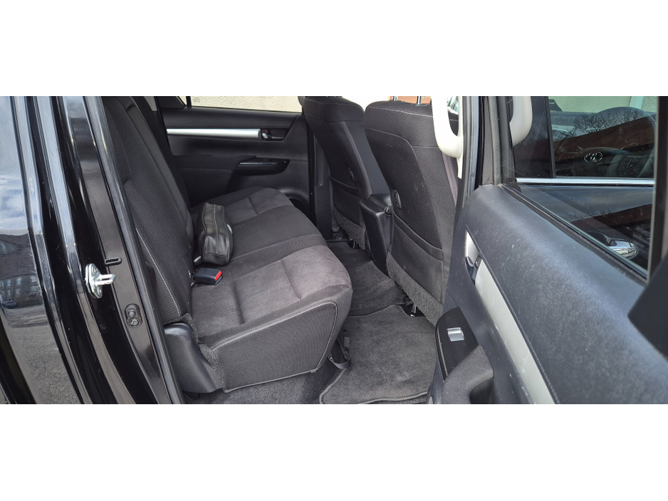 2022 Toyota Hilux - image 8