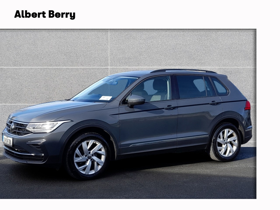 2024 Volkswagen Tiguan - image 3