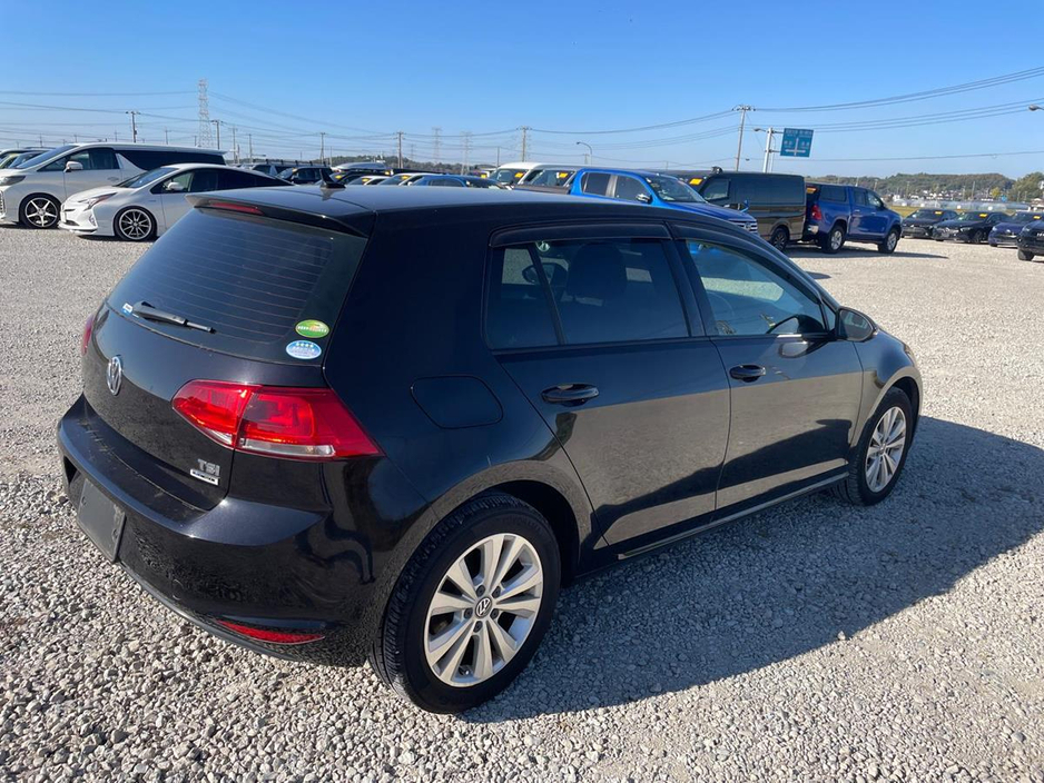 2015 Volkswagen Golf - image 4