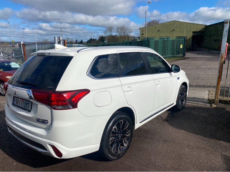 2016 Mitsubishi Outlander - image 5