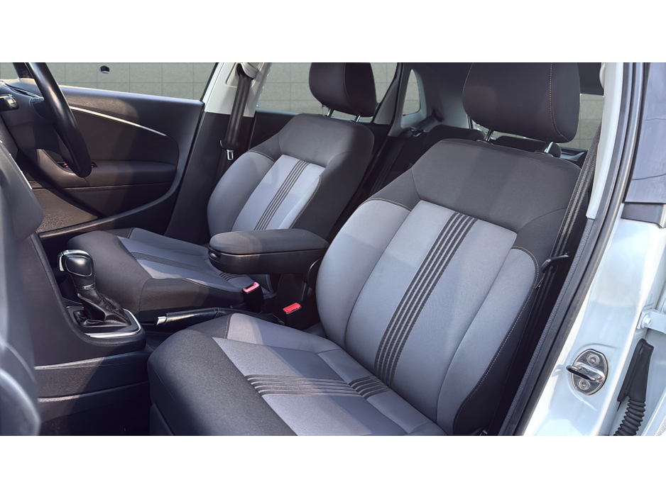 2016 Volkswagen Polo - image 12