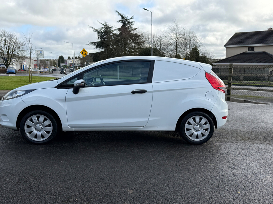 2012 Ford Fiesta - image 4