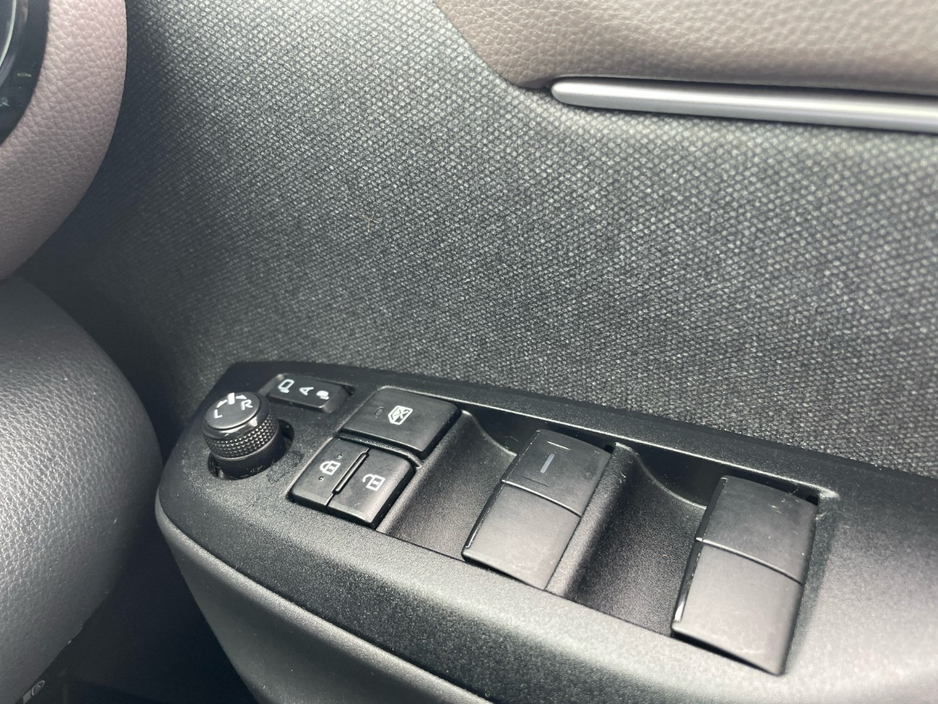 2022 Toyota Yaris - image 13