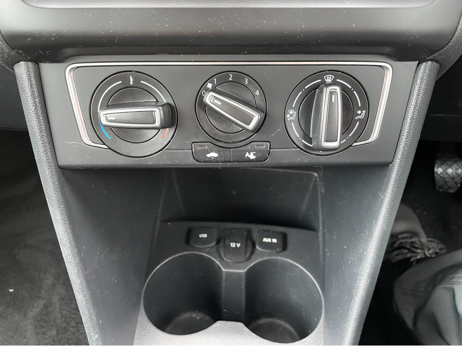 2015 Volkswagen Polo - image 12