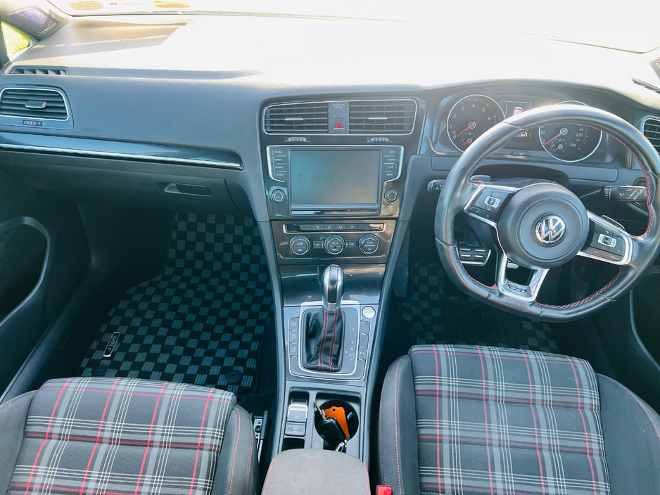 2017 Volkswagen Golf - image 14