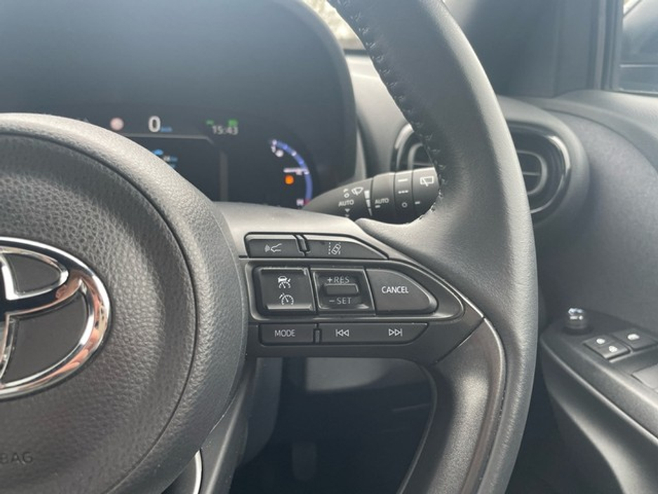 2023 Toyota Yaris Cross - image 12