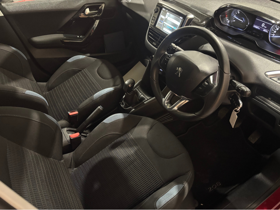 2014 Peugeot 208 - image 10
