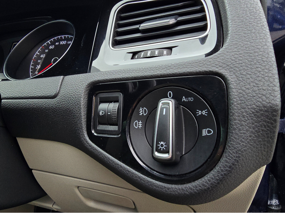 2016 Volkswagen Golf - image 20