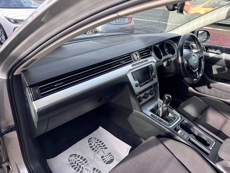 2017 Volkswagen Passat - image 23