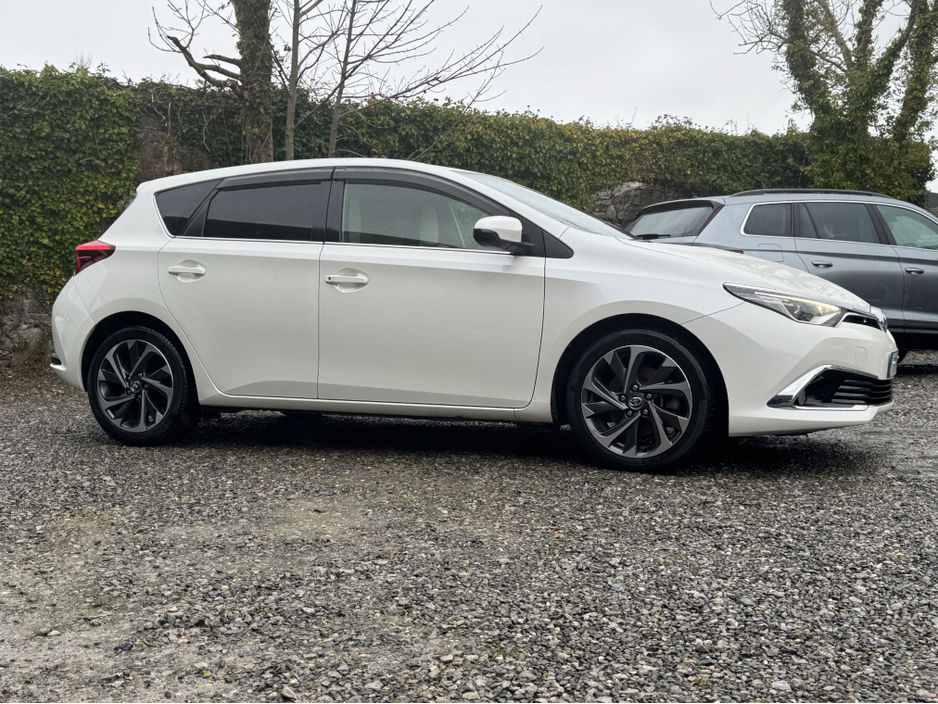 2017 Toyota Auris 1.8 Sport Hybrid €13,450
