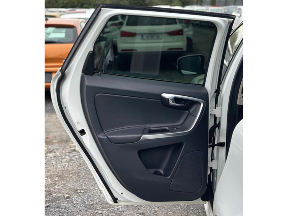 2016 Volvo XC60 - image 6