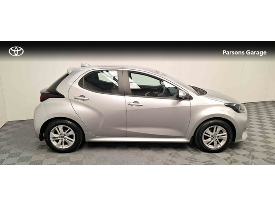 2023 Toyota Yaris - image 3