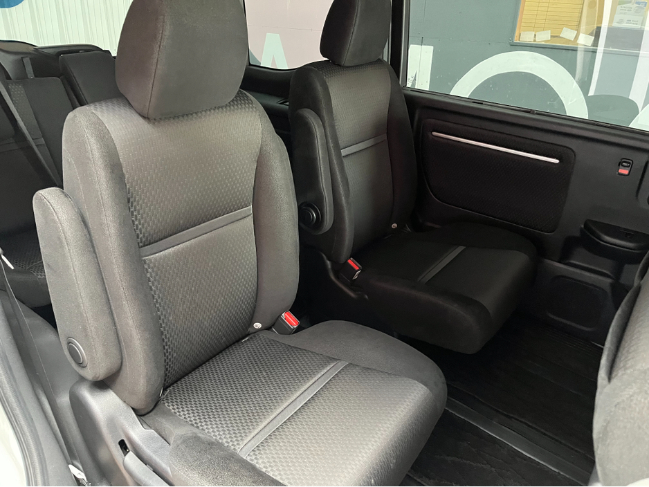 2018 Honda Stepwagon - image 13