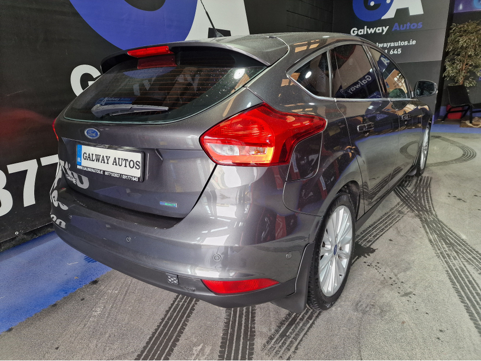 2016 Ford Focus - image 10