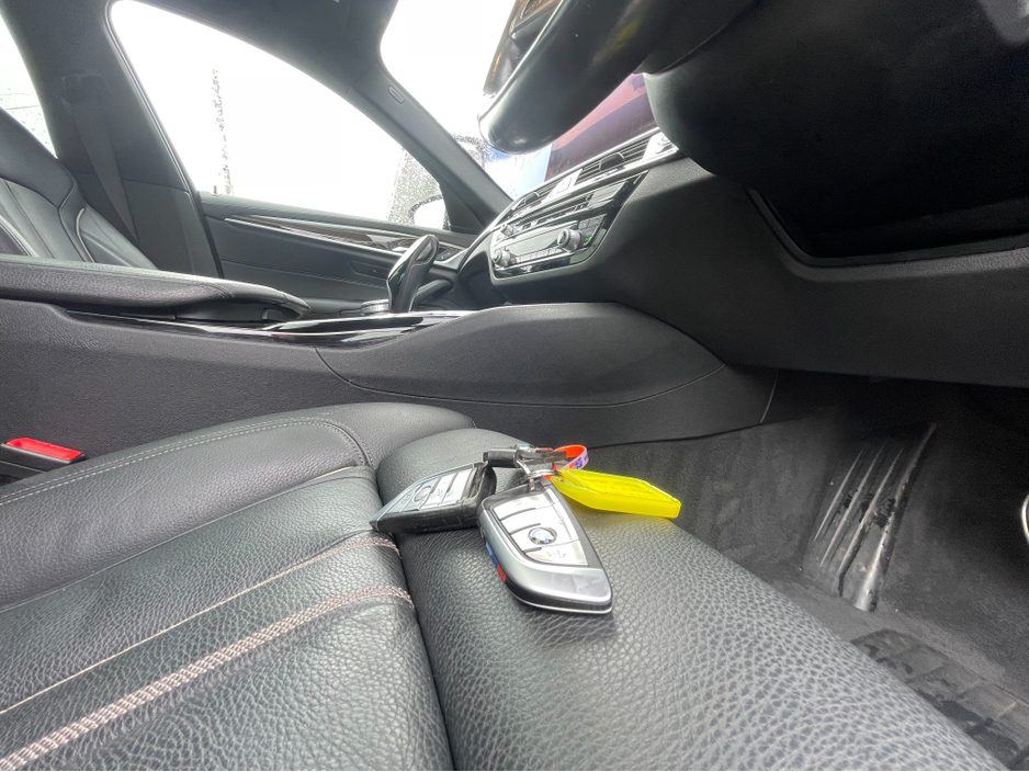 2021 BMW 5 Series - image 24