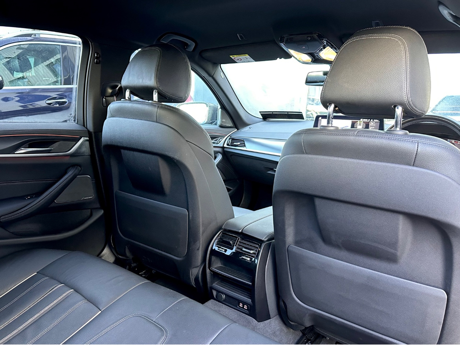 2023 BMW 5 Series - image 10