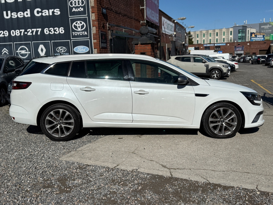 2017 Renault Megane - image 2