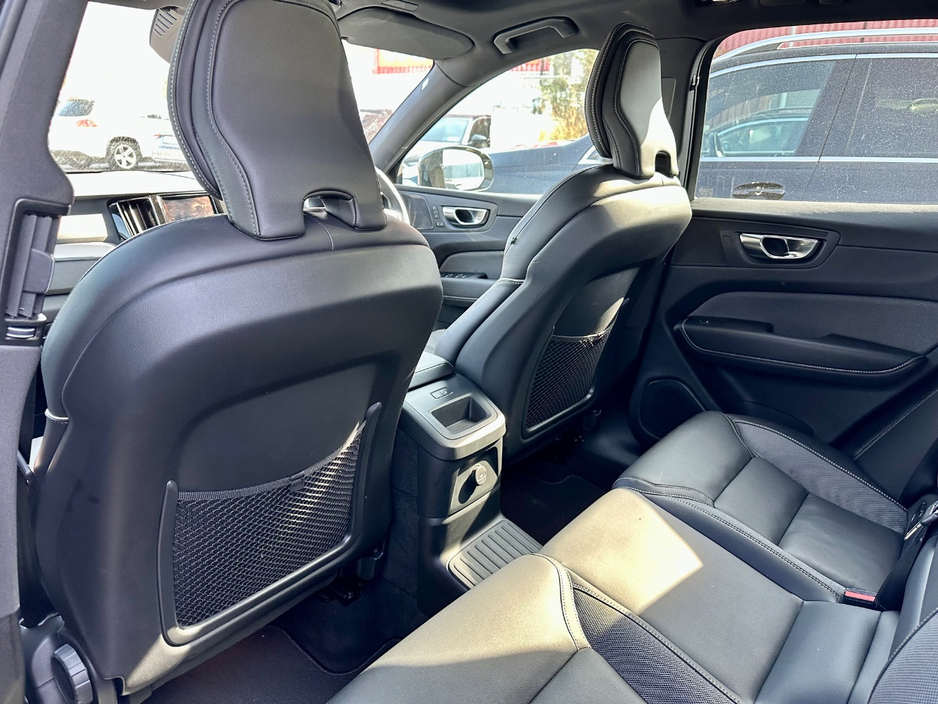 2025 Volvo XC60 - image 10