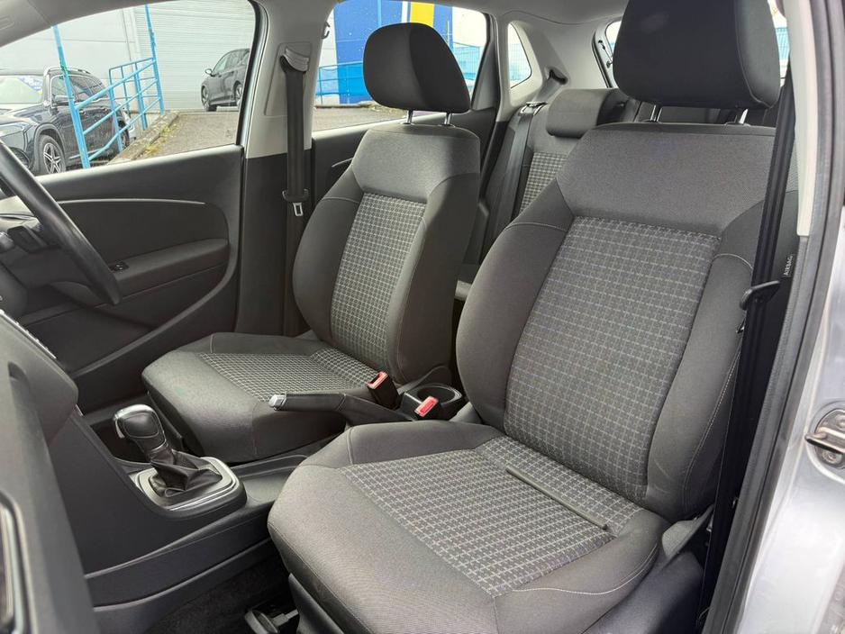 2015 Volkswagen Polo - image 6