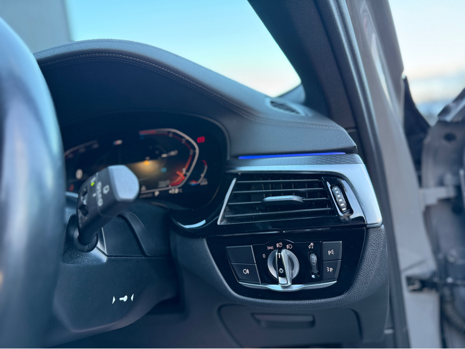 2022 BMW 5 Series - image 22