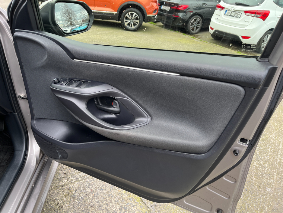 2021 Toyota Yaris - image 12