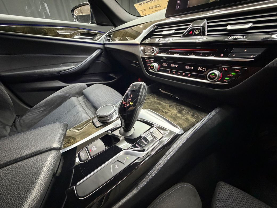 2017 BMW 5 Series - image 23