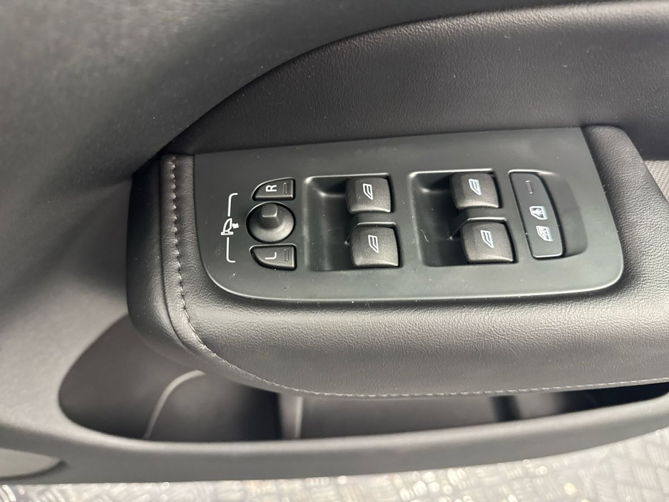 2022 Volvo XC60 - image 24