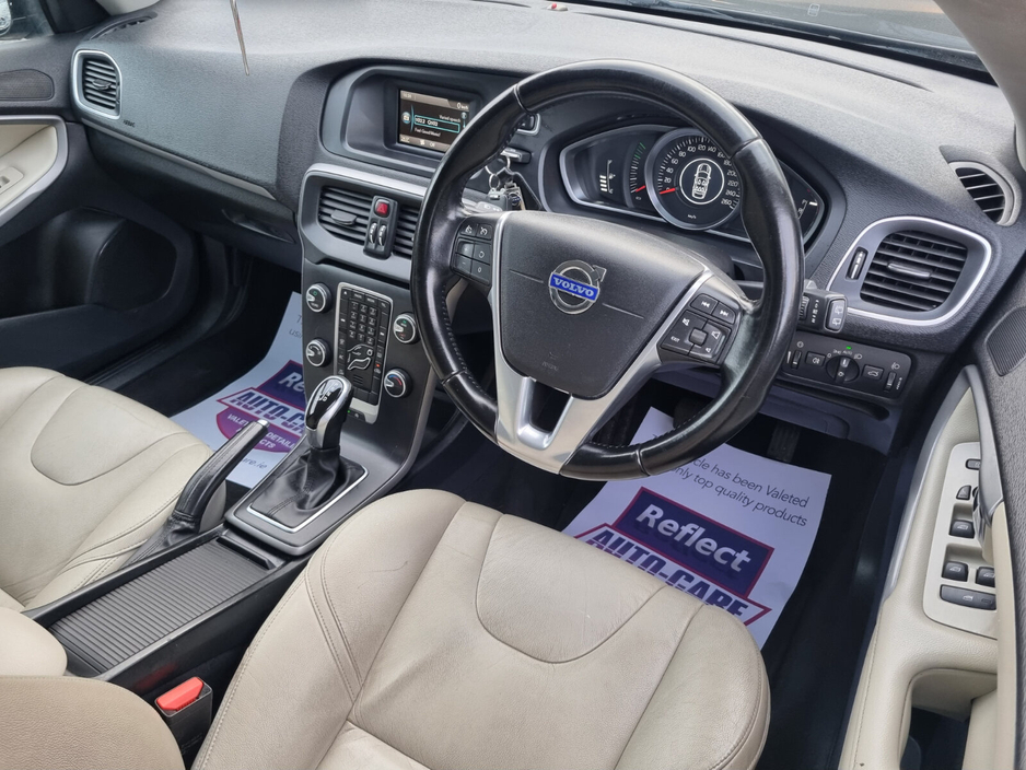 2014 Volvo V40 - image 7