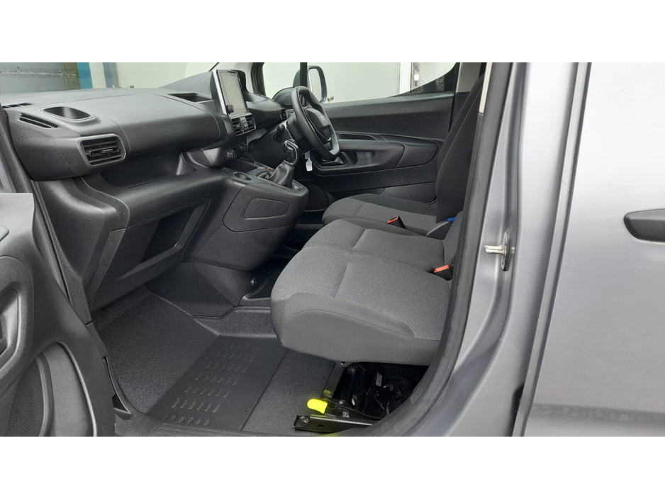 2021 Peugeot Partner - image 7
