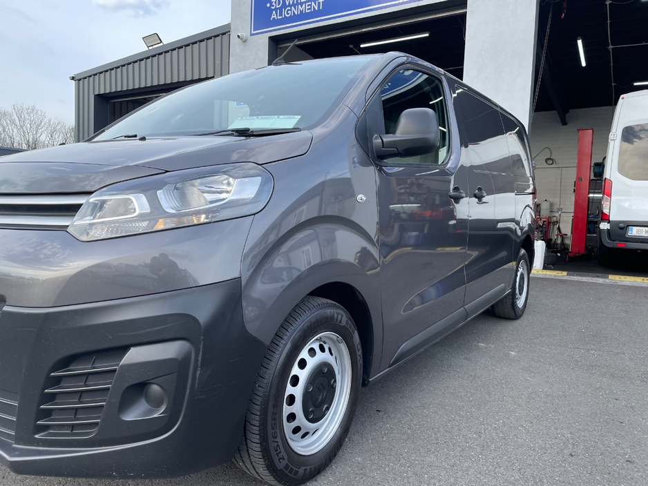 2019 Citroen Dispatch - image 9