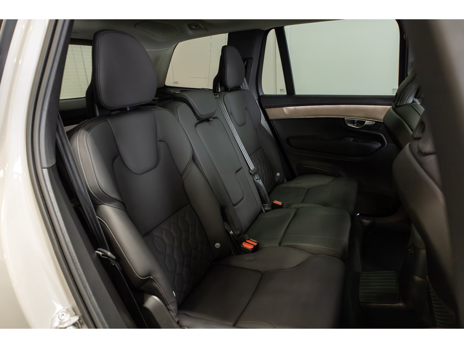 2025 Volvo XC90 - image 11