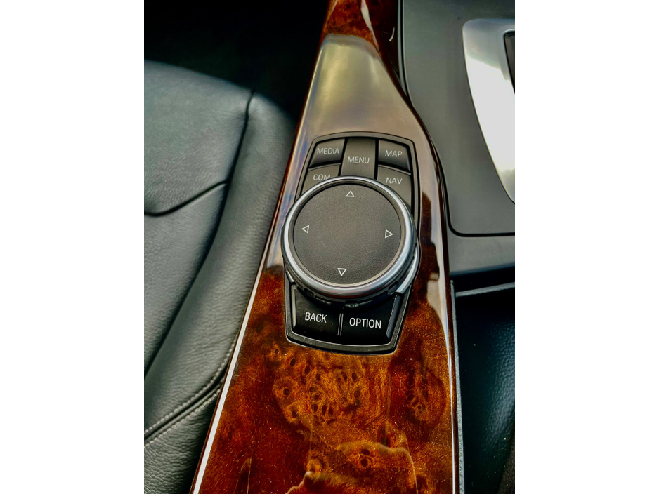 2017 BMW 3 Series - image 30