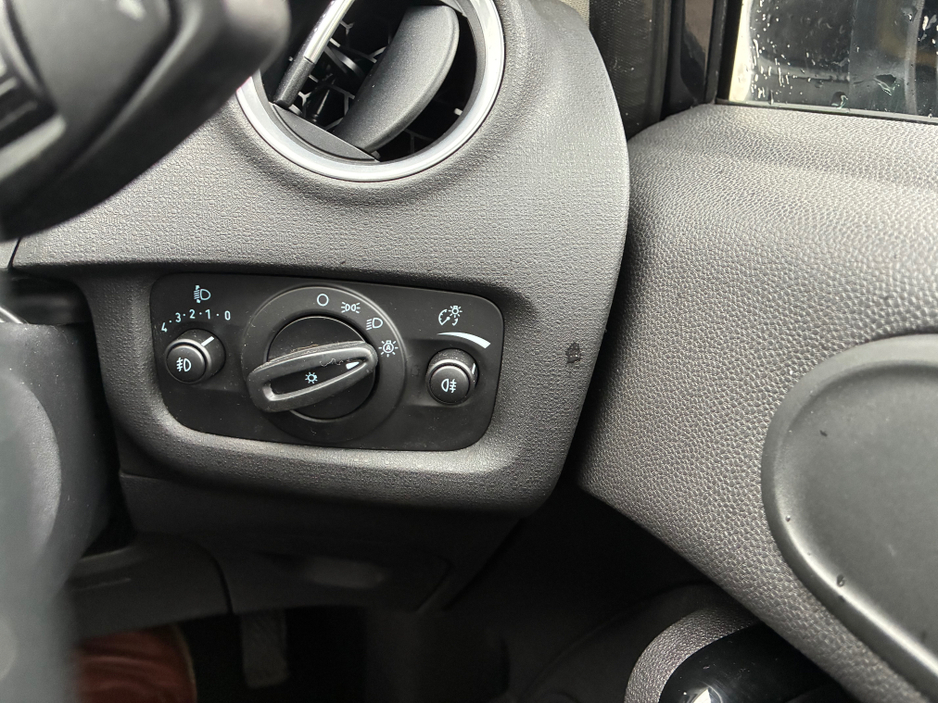 2014 Ford Fiesta - image 14