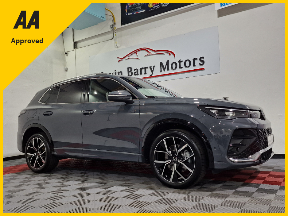 2025 Volkswagen Tiguan 1.5TSi PHEV R-LINE AUTOMATIC **ONE OWNER / NEW MODEL / APPLE CARPLAY / ADAPTIVE CRUISE CONTROL / BLIND SPOT ASSIST / HEATED & MASSAGE FRONT SEATS / HEATED STEERING WHEEL / WIRELESS PHONE CHARGING** €50,900