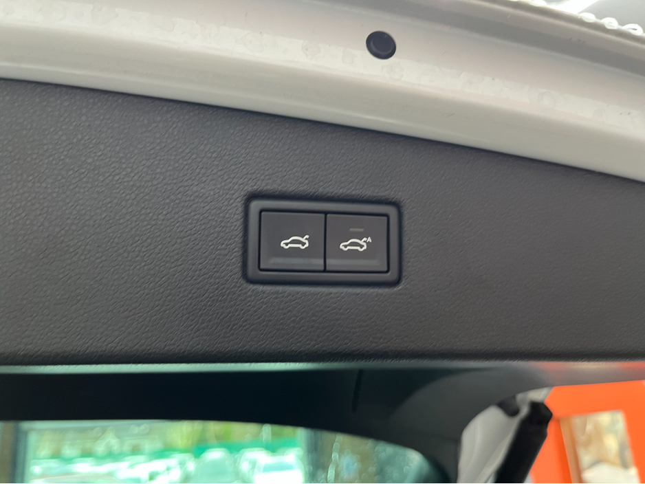 2018 Volkswagen Tiguan - image 9