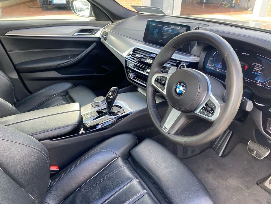 2020 BMW 5 Series - image 9