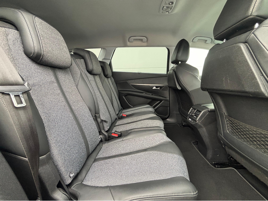 2020 Peugeot 5008 - image 5