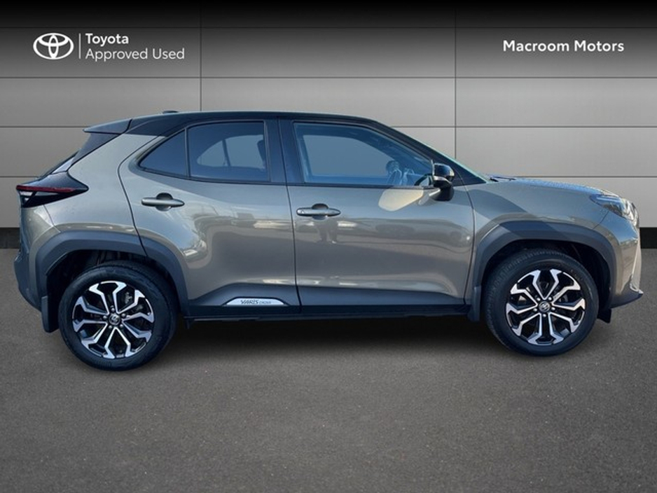 2023 Toyota Yaris Cross - image 3