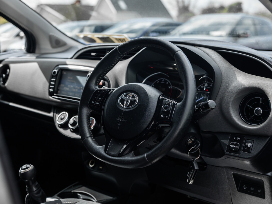 2018 Toyota Yaris - image 13