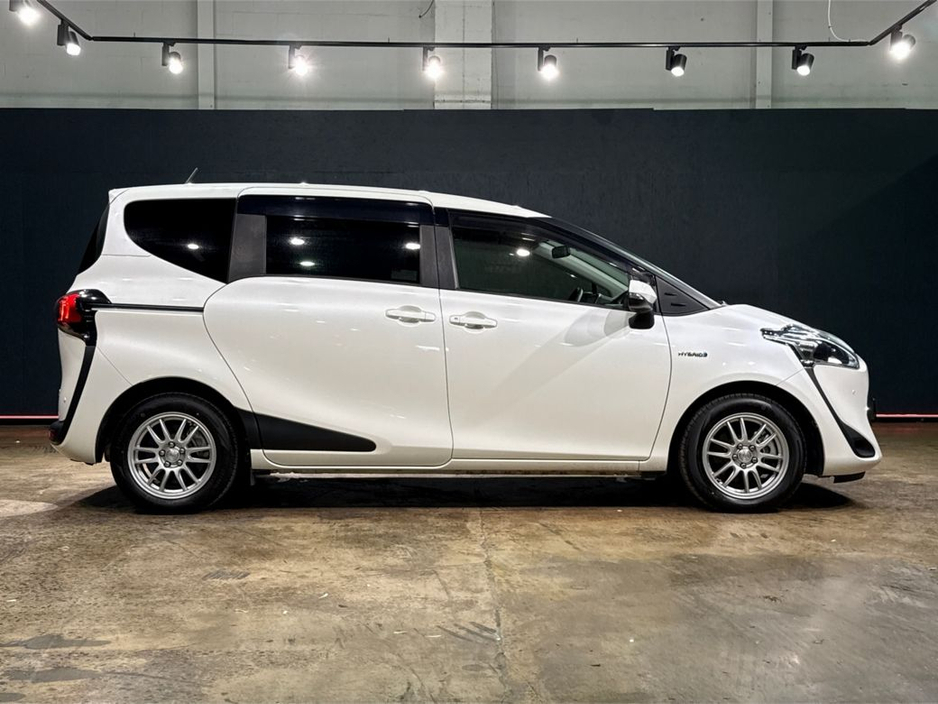 2019 Toyota Sienta - image 2