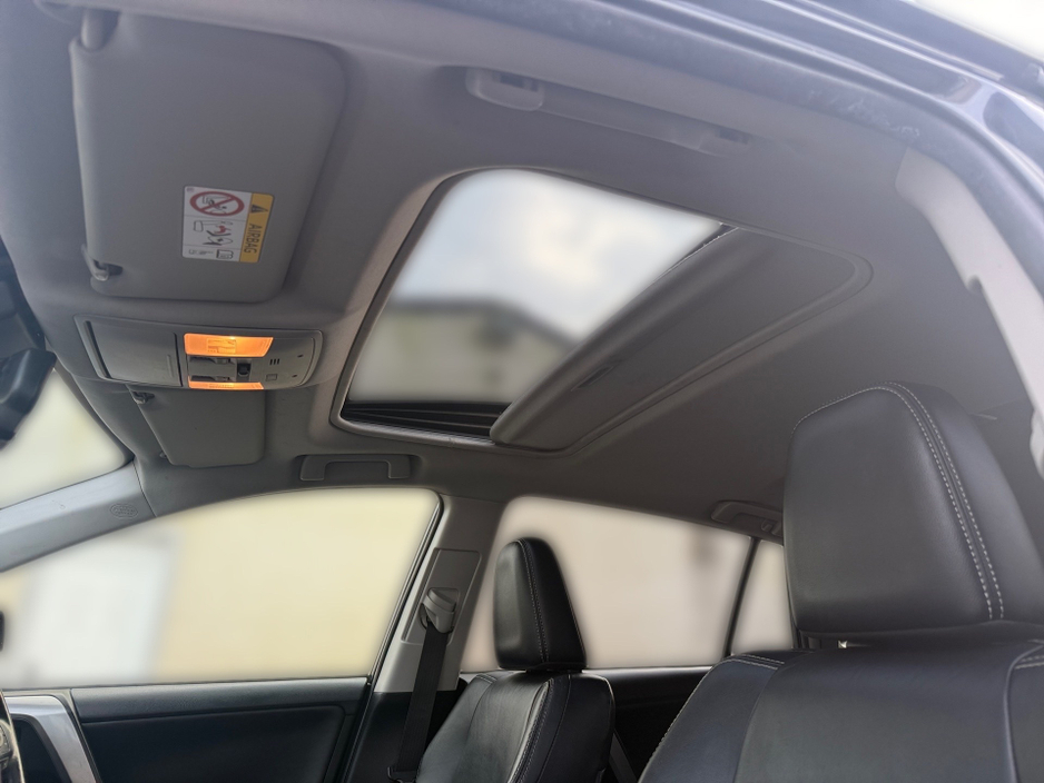 2016 Toyota Rav4 - image 12