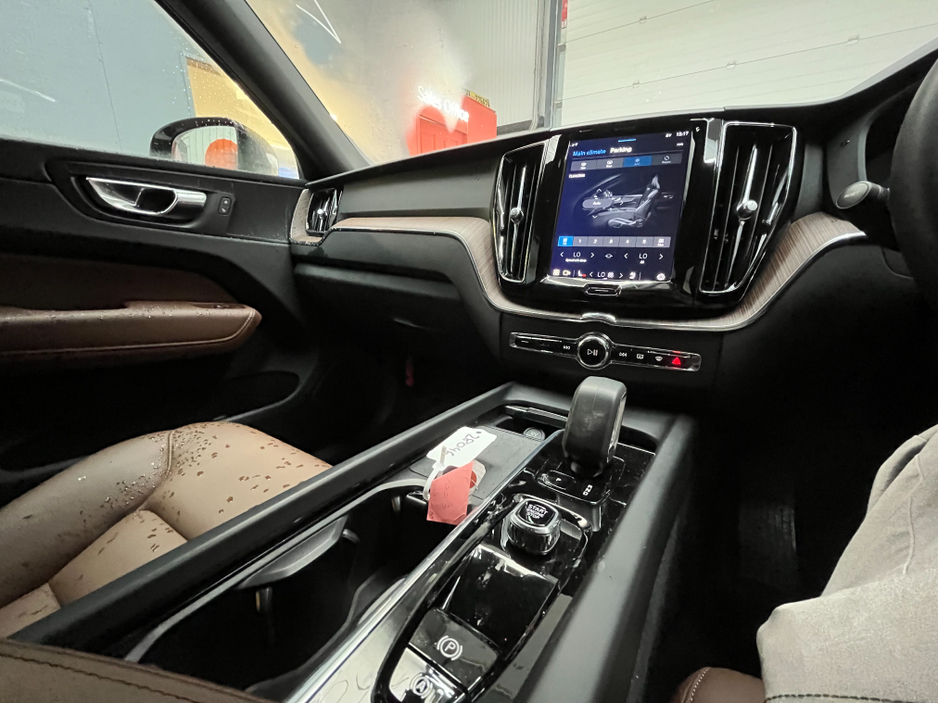 2022 Volvo XC60 €42950 2022 VOLVO XC60 RECHARGE PLUS T6 AWD PLUG-IN 2.0 AUTOMATIC / CRUISE CONTROL / 360° PARKING CAMERA / ELECTRIC MEMORY & HEATED SEATS / APPLE CARPLAY AND MORE €42,950