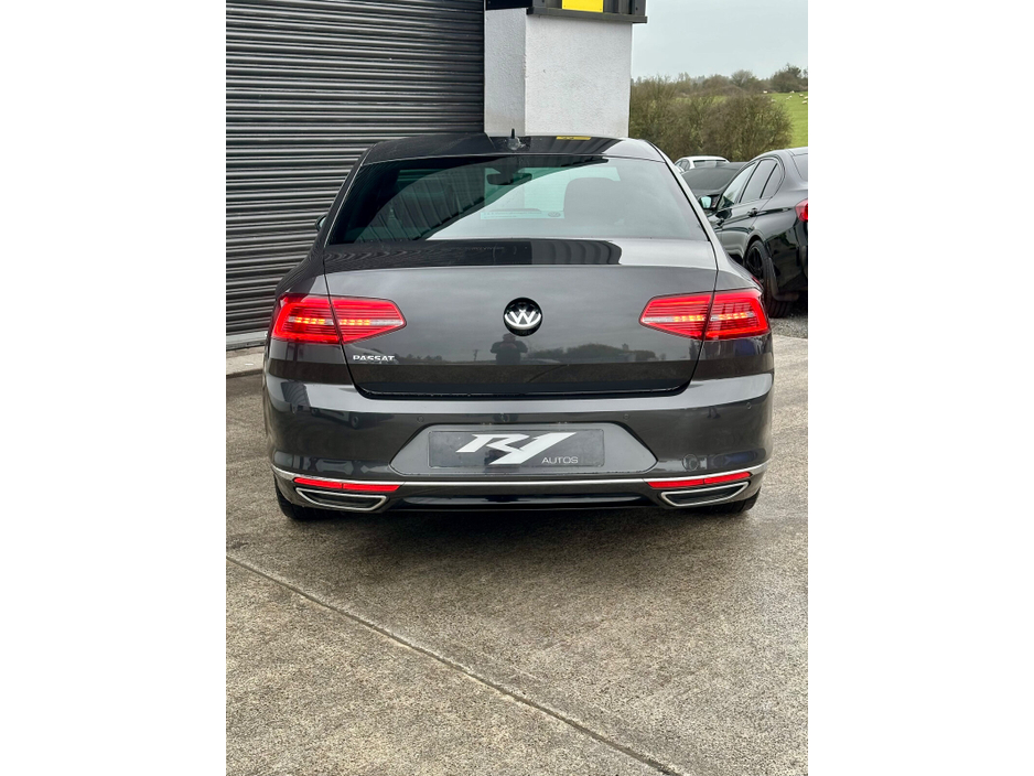 2019 Volkswagen Passat - image 5