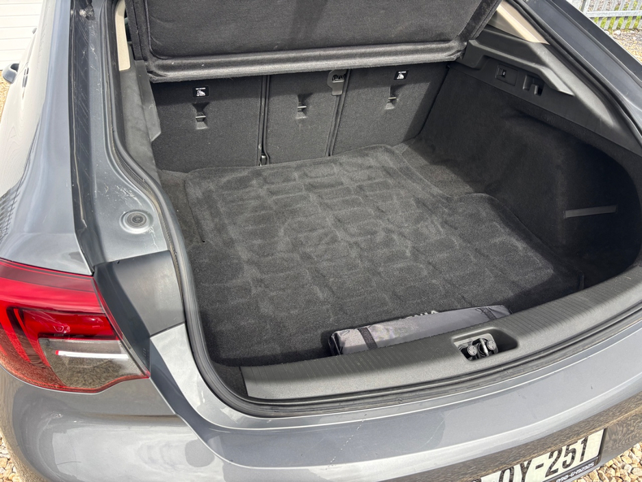 2020 Opel Insignia - image 7