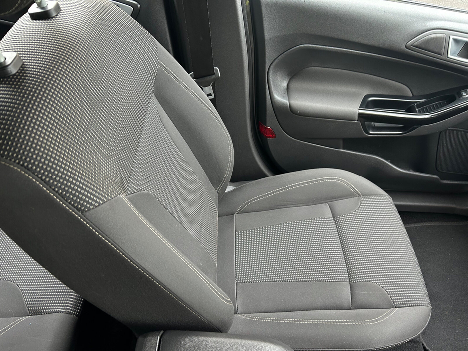 2017 Ford Fiesta - image 13