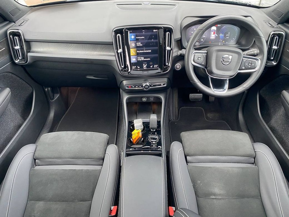 2022 Volvo XC40 - image 12