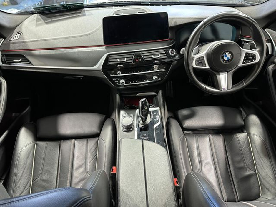 2020 BMW 5 Series - image 9