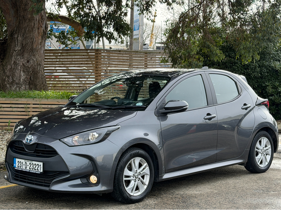 2023 Toyota Yaris - image 2
