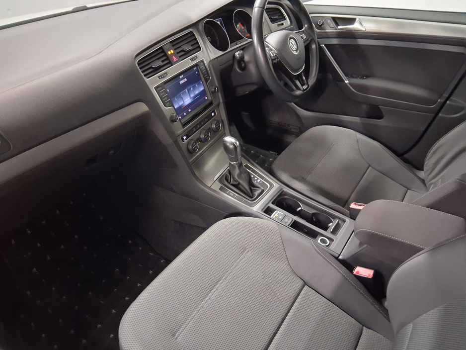 2014 Volkswagen Golf - image 8